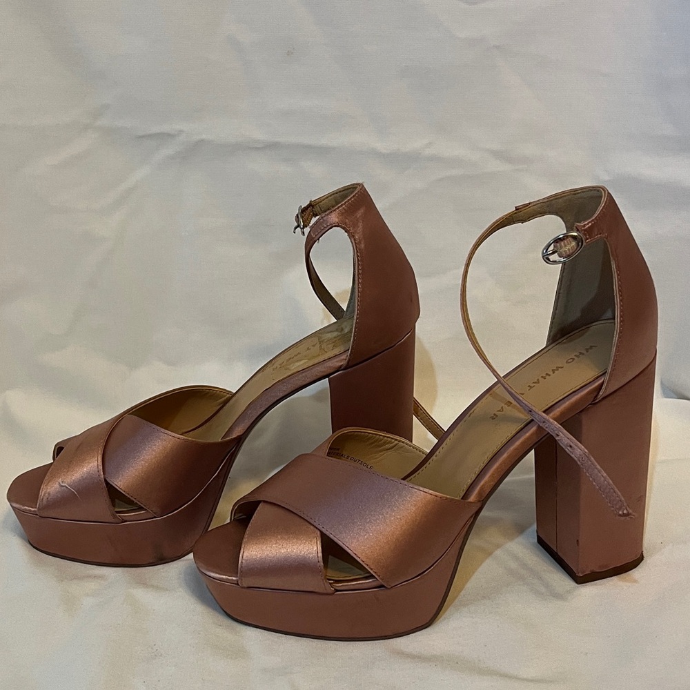 Light pink pumps